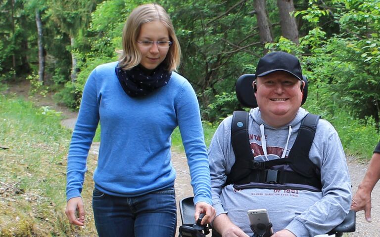 Melanie und ein Mann im Rollstuhl beim Wandern